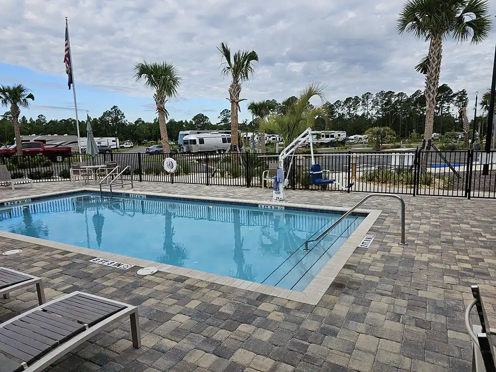 Pool amenities in santa fe palm resort